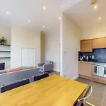 Charming Victorian 1-Bed Flat-3 Mins To Bus Stop